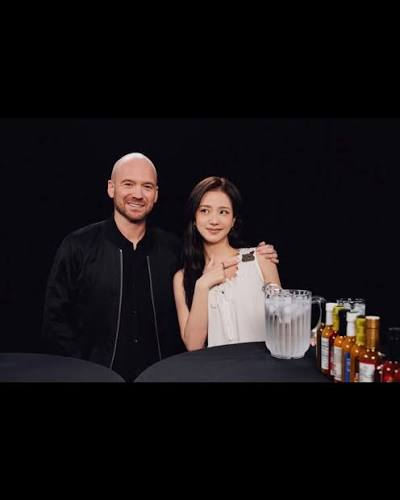 Jisoo Hot Ones episode Sean Evans host