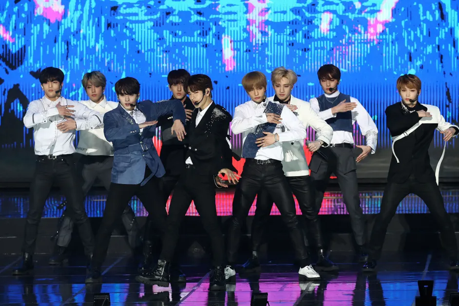Stray Kids THIS THAT band members on stage