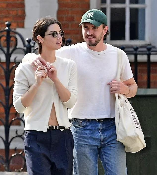 Gracie Abrams Paul Mescal holding hands